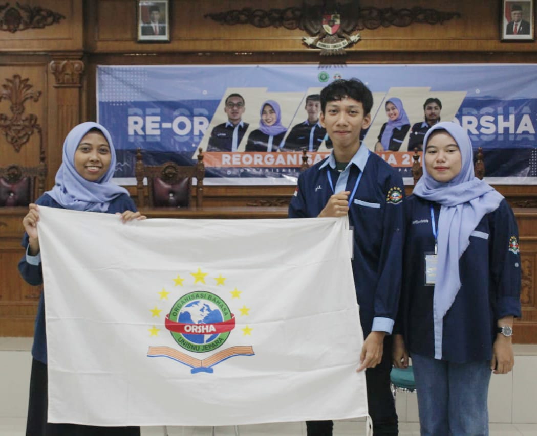 Foto bersama sekaligus penyerahan bendera UKM ORSHA kepada ketua & wakil ketua terpilih.