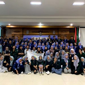 Foto bersama pengurus, anggota UKM ORSHA dan para alumni.