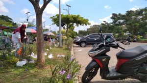 Terlihat sampah plastik di taman Balai jagong, (Foto : Adam Naufaldo)