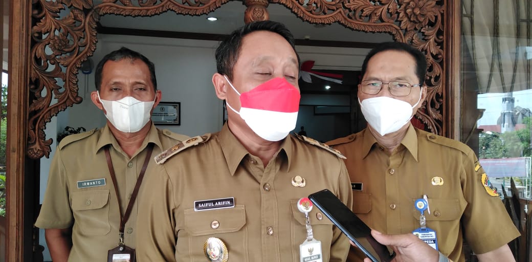 Wakil Bupati Pati, Saiful Arifin (tengah) saat memberikan keterangan kepada wartawan di kantor DPRD, Selasa (5/7/2022)