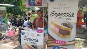 Mukanif pemilik depo Espessia potong di Kudus, (Foto : Adam Naufaldo)