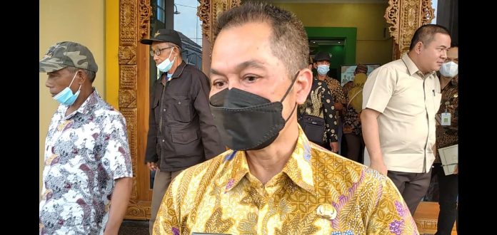 Bupati Hartopo saat menghadiri sosialisasi Perundang-undangan di bidang cukai di Balai Desa Undaan (6/7/2022) Bupati Hartopo saat menghadiri sosialisasi Perundang-undangan di bidang cukai di Balai Desa Undaan (6/7/2022)