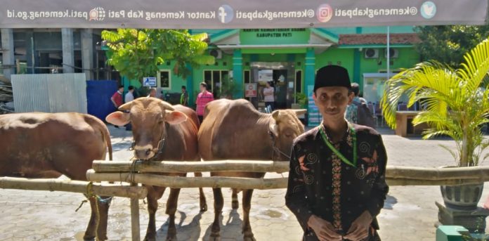 KPRI Barokah Kantor Kementerian Agama (Kemenag) Kabupaten Pati tasarufkan lima ekor sapi