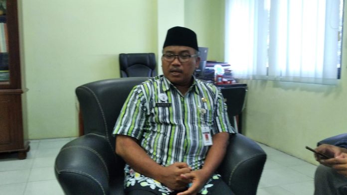 Kepala Dinas Sosial P3AP2KB Kabupaten Kudus, Drs. MUNDIR. MM saat ditemui dikantornya, (Foto : Adam Naufaldo)