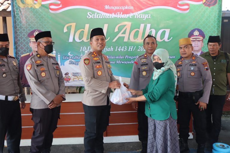 Sembelih 3 Ekor Sapi, Polres Pati Bagikan Daging Qurban ke Warga