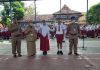 Kepala SMP Negeri 3 Pati (dua dari kiri) Ruqayah saat membuka MPLS, Senin (11/7/2022)