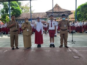 Kepala SMP Negeri 3 Pati (dua dari kiri) Ruqayah saat membuka MPLS, Senin (11/7/2022)