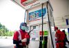 Pegawai Operator SPBU Saat Memegang Selang Pertamax Turbo, (Foto : Adam Naufaldo)