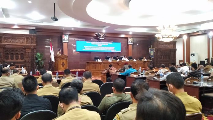 Bupati Kudus Hartopo Saat Menyampaikan Jawaban Atas Pandangan Umum 7 Fraksi Partai di DPRD, (Foto : Adam Naufaldo) Bupati Kudus Hartopo Saat Menyampaikan Jawaban Atas Pandangan Umum 7 Fraksi Partai di DPRD, (Foto : Adam Naufaldo)