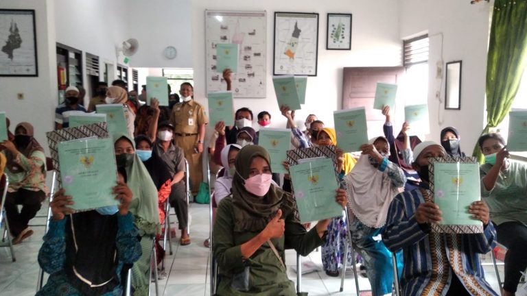 Melalui ATR/BPN, Pemkab Kudus Serahkan 100 Sertifikat Kepada Warga Desa Bacin