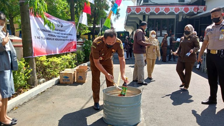 Kejari Pati Musnahkan Ribuan Barang Bukti Pidana Umum