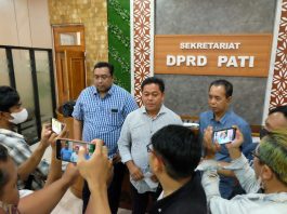 Ketua DPRD Pati, Ali Badrudin (tengah), Wakil Ketua I DPRD Pati, Joni Kurnianto dan Wakil Ketua III DPRD, Muhammadun