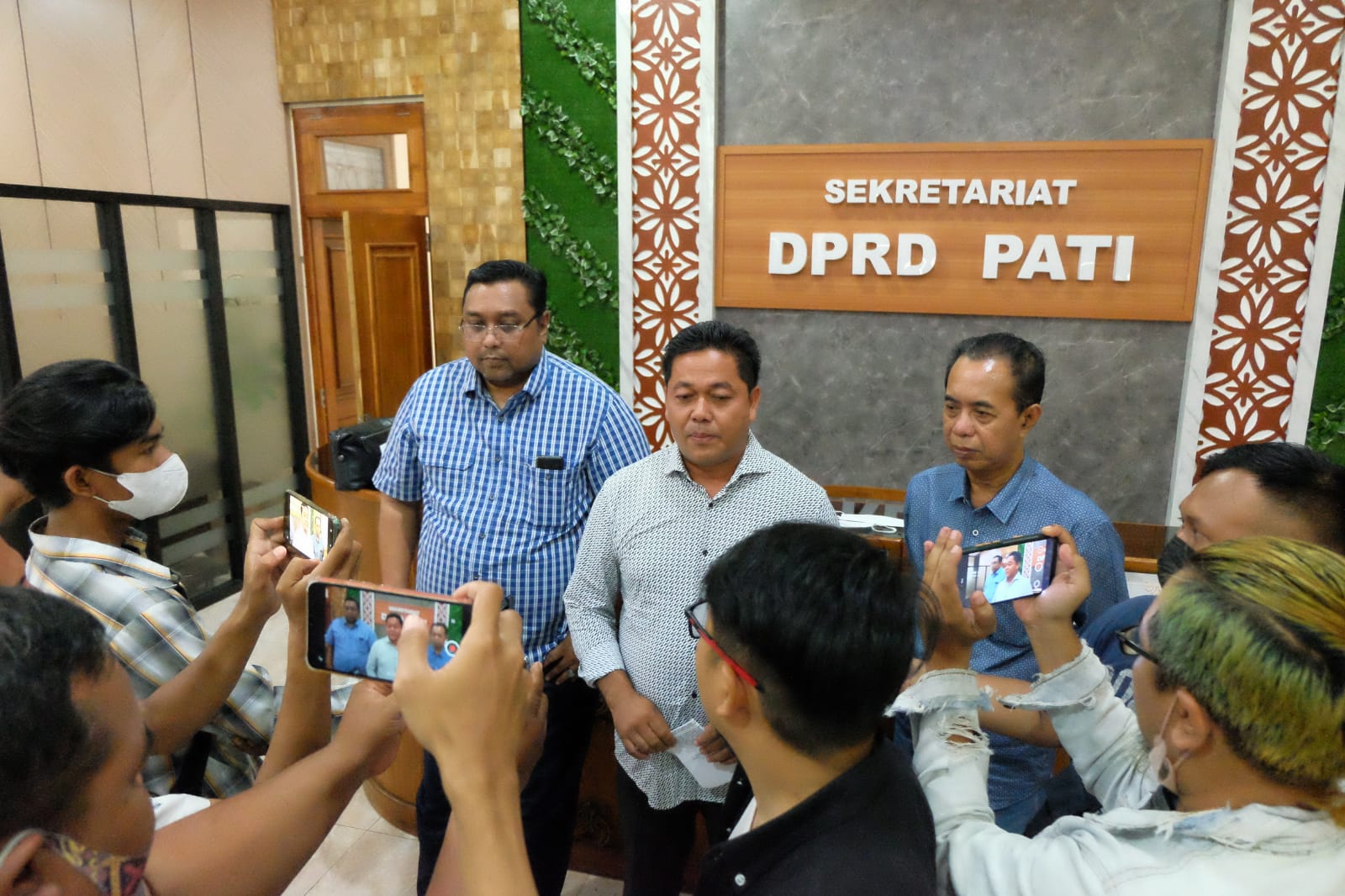 Ketua DPRD Pati, Ali Badrudin (tengah), Wakil Ketua I DPRD Pati, Joni Kurnianto dan Wakil Ketua III DPRD, Muhammadun