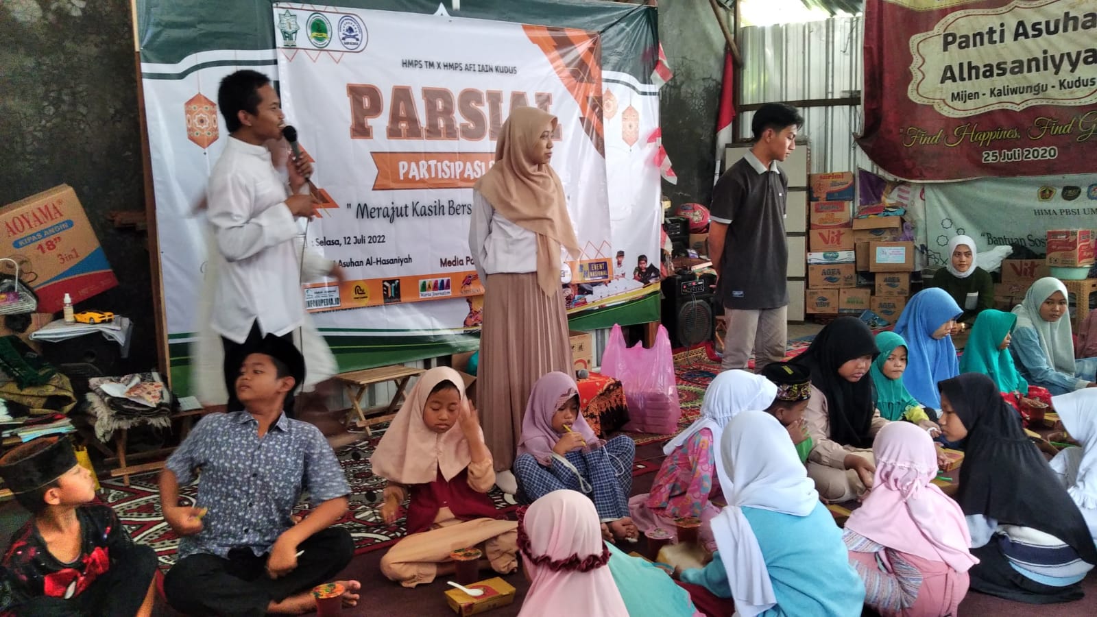 Tampak Panitia HMPS IAIN Kudus Sedang Menikmati Kebersamaannya dengan anak-anak Panti Asuhan Al Hasaniyah Kaliwungu Kudus, (Foto : Adam Naufaldo)