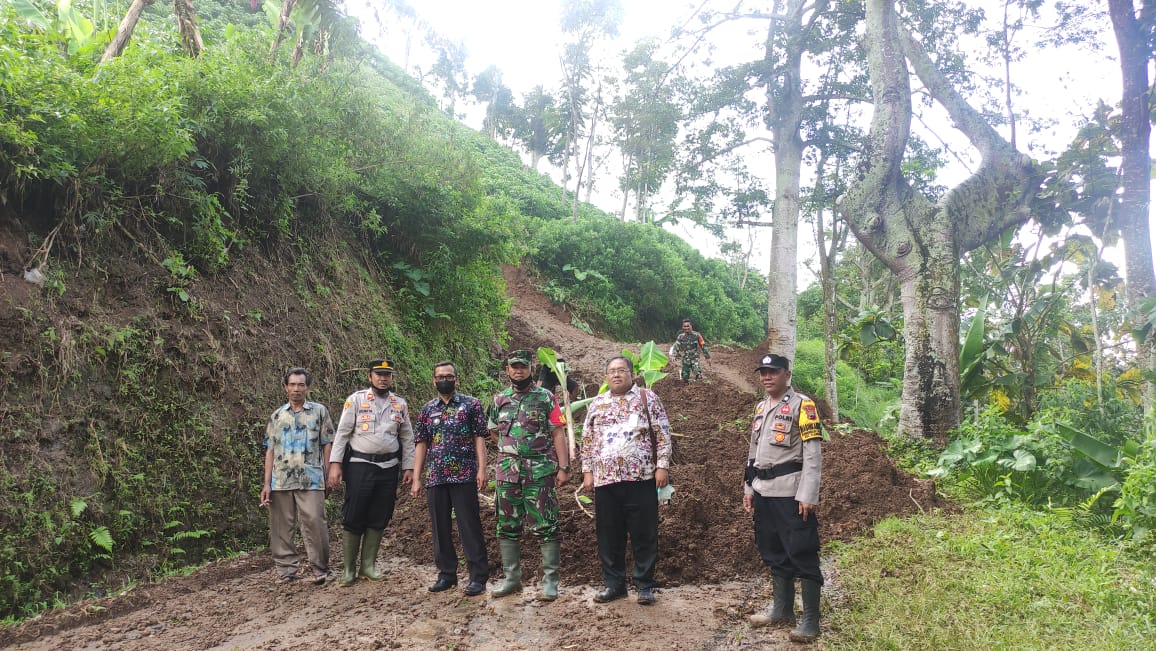 Jajaran Muspika Kecamatan Tlogowungu saat meninjau lokasi tanah longsor, Kamis (14/7/2022)