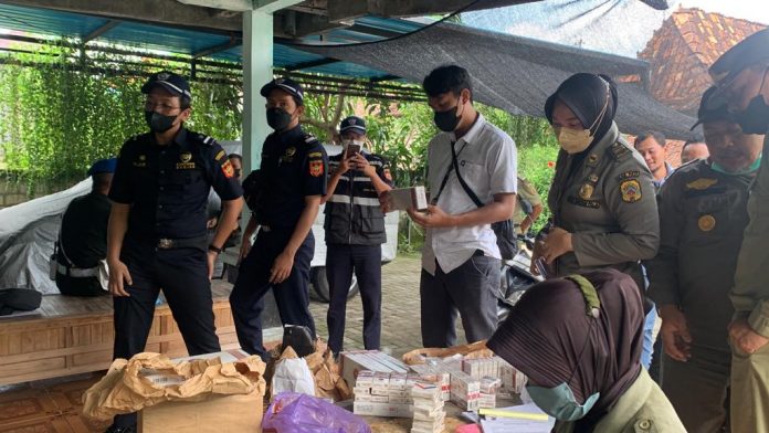 Tim gabungan Satpol PP Pati bersama Bea Cukai Kudus menyita puluhan ribu rokok ilegal di Kecamatan Pucakwangi, Rabu (13/7/2022)
