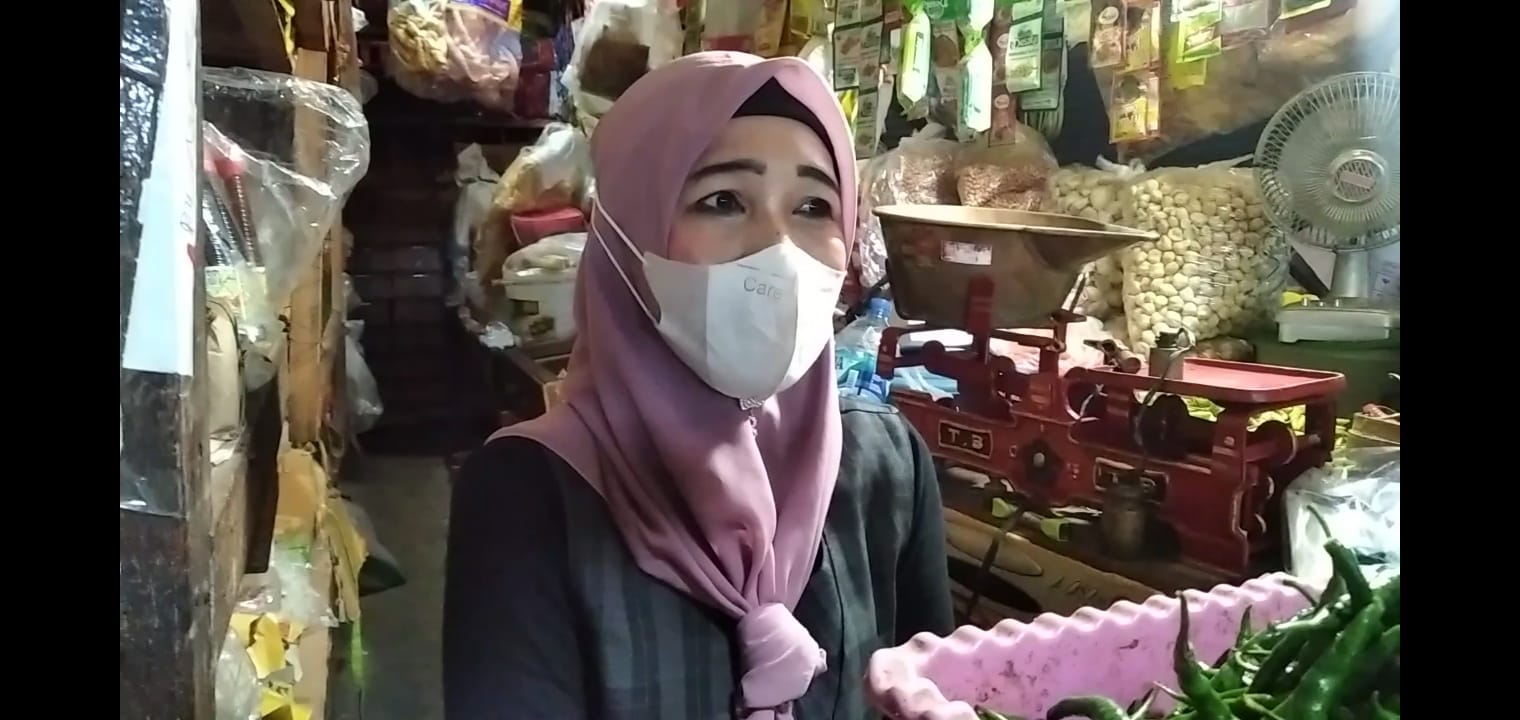 Nurul salahsatu pedagang di Pasar Kliwon, (Foto : Adam Naufaldo)