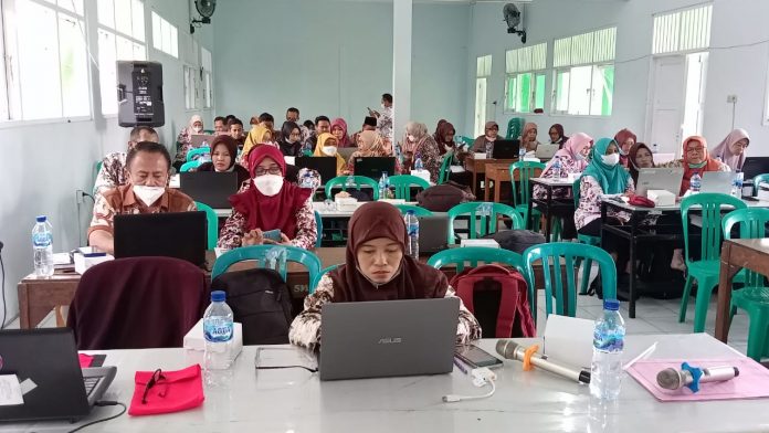 Puluhan guru yang tergabung MGMP IPS se-Kabupaten Pati ikuti bimtek kurikulum merdeka, Kamis (14/7/2022)