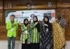 Mahasiswa asing Thailand, Malaysia, Somalia memakai pakaian batik khas Jepara dan kain tenun Troso.