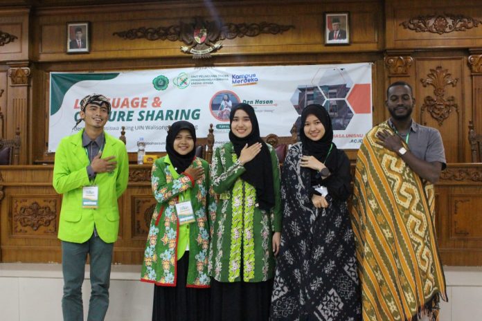 Mahasiswa asing Thailand, Malaysia, Somalia memakai pakaian batik khas Jepara dan kain tenun Troso.