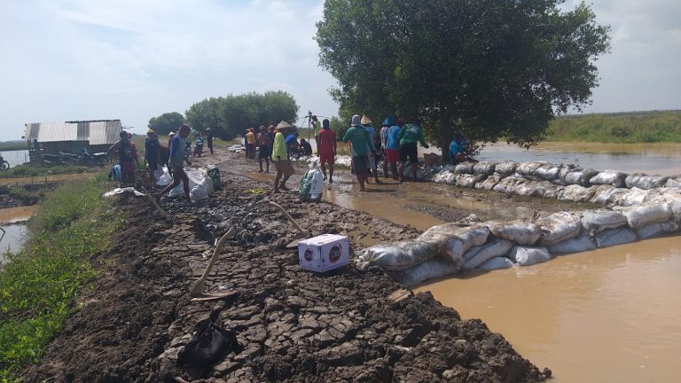 Tanggul Kali Regasi Tluwuk Dibetengi Karung