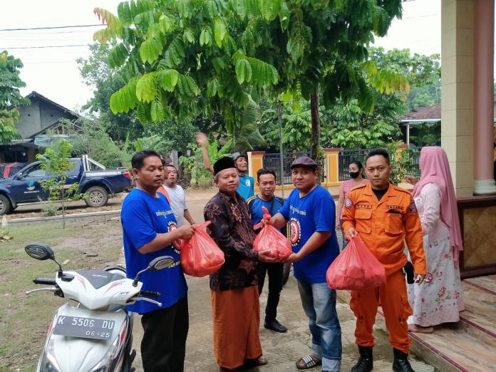 Tim gabungan Tagana Pati mendistribusikan makanan siap saji ke sejumlah desa di dua kecamatan, Minggu (17/7/2022)
