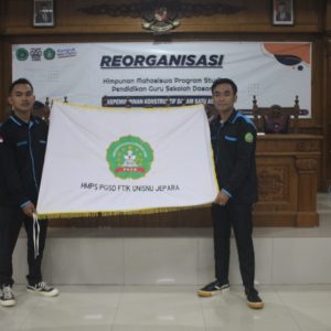 Penyerahan bendera HMPS PGSD kepada Muchamad Ardian Mahardika selaku mandataris Bupati HMPS PGSD periode 2022/2023