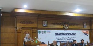 Sambutan dan sekaligus pembukaan acara oleh kepala Prodi PGSD Erna Zumrotun, M.Pd