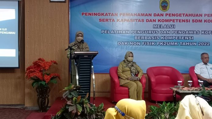 Kepala Dinkopumkm Kabupaten Pati, Wahyu Setyawati menyampaikan sambutan saat Diklat Peningkatan Kompetensi SDM Koperasi, Selasa (19/7/2022)
