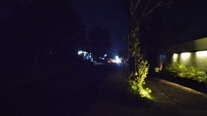 Kondisi Lampu Penerangan Jalan Umum (LPJU) yang berada di Jalan Lingkar Utara UMK Desa Gondangmanis, (Foto : Adam Naufaldo)
