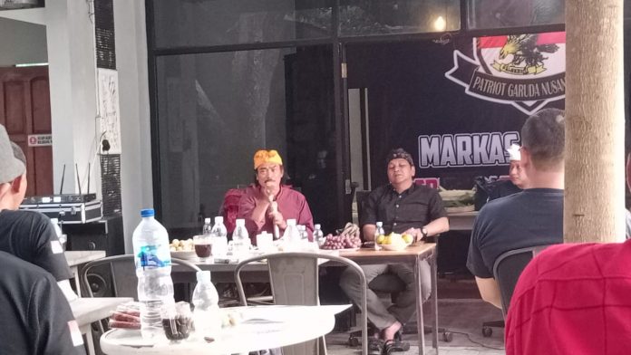 Senopati Patriot Garuda Nusantara, Gus Nuril (tengah) saat koordinasi dengan anggota di Makoda PGN Kabupaten Pati, Kamis (21/7/2022)