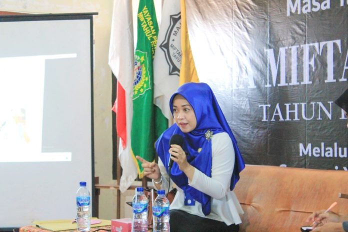 Kepala Bidang Informasi dan Komunikasi Publik pada Dinas Komunikasi dan Informatika (Diskominfo), Endah Murwaningrum saat acara Matsama di Madrasah Aliyah Miftahul Huda Tayu Kepala Bidang Informasi dan Komunikasi Publik pada Dinas Komunikasi dan Informatika (Diskominfo), Endah Murwaningrum saat acara Matsama di Madrasah Aliyah Miftahul Huda Tayu