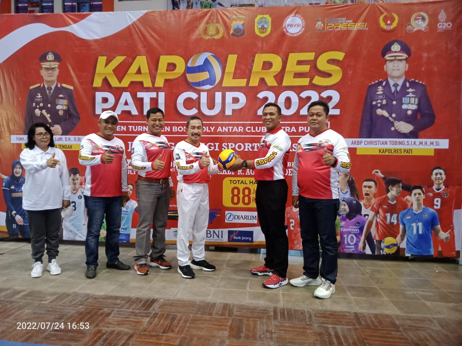 Penyerahan bola secara simbolis dalam pembukaan Kapolres Pati Cup 2022 oleh Kapolres Pati bersama jajaran forkopimda Pati, Minggu (24/07)