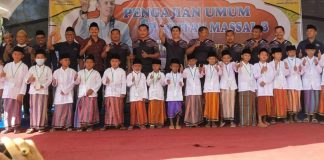 Kagama Pati bersama anak- anak dalam bakti sosial khitanan massal, Minggu (24/7/2022)