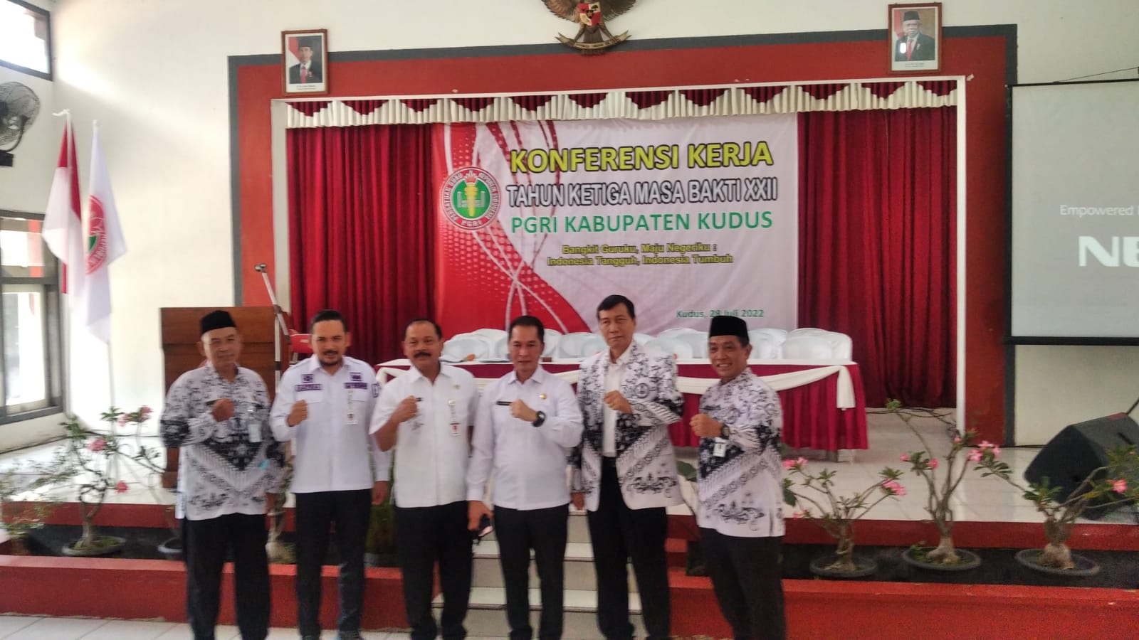 Bupati Kudus bersama dengan jajaran PGRI Kabupaten Kudus di Gedung PGRI Kaliwungu, (Foto : Adam Naufaldo)