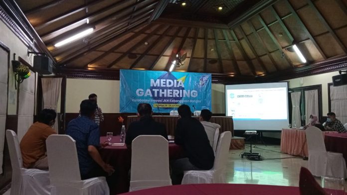 BPJS Kesehatan KC Pati bersama dengan sejumlah awak media dalam kegiatan Media Gathering di Laras Asri, Salatiga Kamis (28/7/2022)