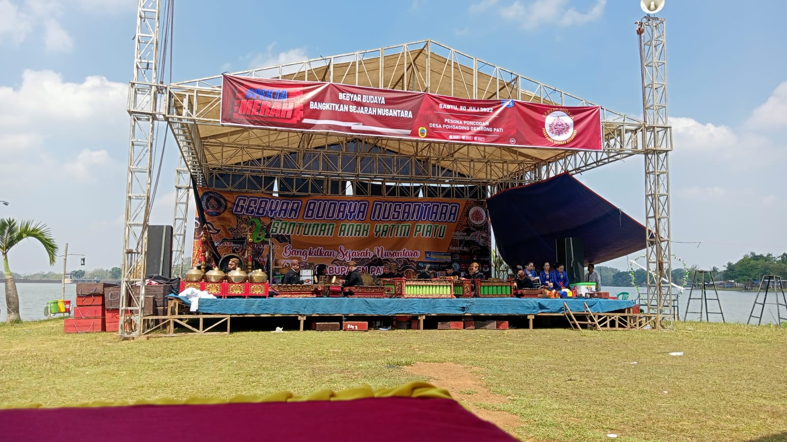 Pertunjukan karawitan dalam acara Gebyar Budaya Nusantara di Poncodan, Waduk Seloromo, Pohgading Gembong
