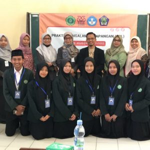 Foto bersama segenap Guru SDN 1 Mijen bersama, dosen pembimbing lapangan & mahasiswa PPL