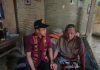 Suami Mbah Darmi, Mbah Karyono bersama Petinggi Tanjung Dwi Ganoto