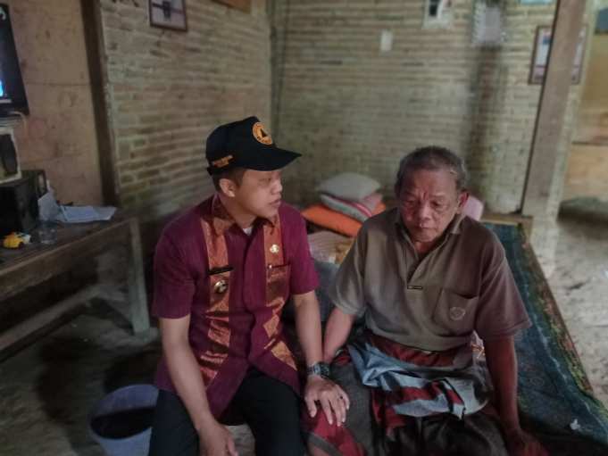 Suami Mbah Darmi, Mbah Karyono bersama Petinggi Tanjung Dwi Ganoto