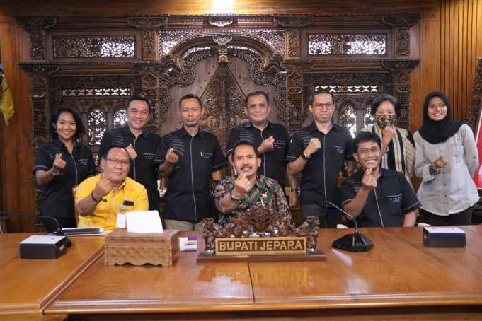 Sekda Jepara Edy Sujatmiko dan pengurus DPD Himpunan Industri Mebel dan Kerajinan Indonesia (DPD HIMKI) Jepara Raya (Foto: Kmf)