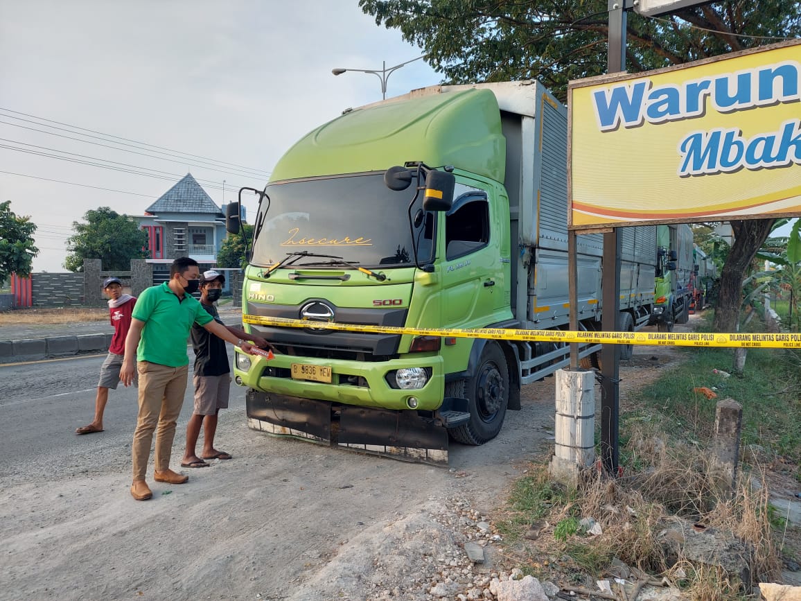 Truk yang dilempar batu di Jalan Pantura, Pati - Rembang, Desa Batursari Kecamatan Batangan Pati