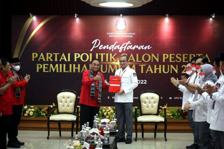 Surat Megawati Diserahkan Bambang Pacul, PDIP yang Pertama Daftar ke KPU