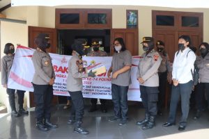 Jajaran Polwan Polres Pati menggelar bakti sosial di sejumlah tempat ibadah, Senin (1/8/2022)