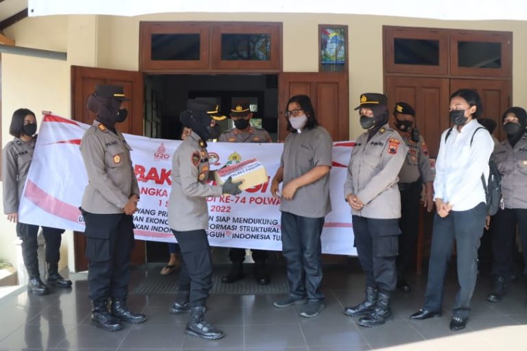 Polwan Polres Pati Gelar Bakti Sosial di 4 Tempat Ibadah