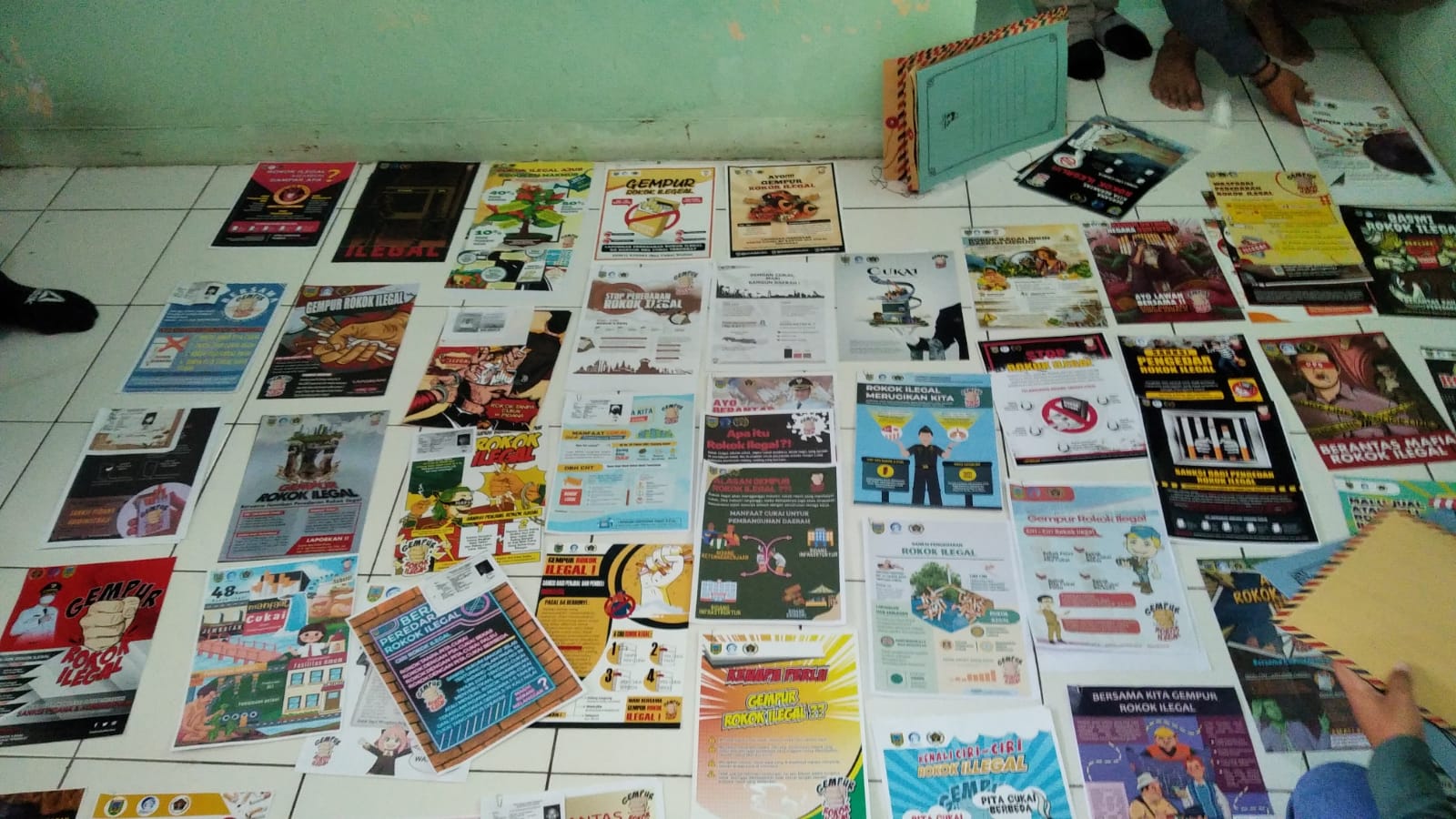 Beberapa hasil karya peserta lomba desain poster Gempur Rokok Ilegal, (Foto : Adam Naufaldo)