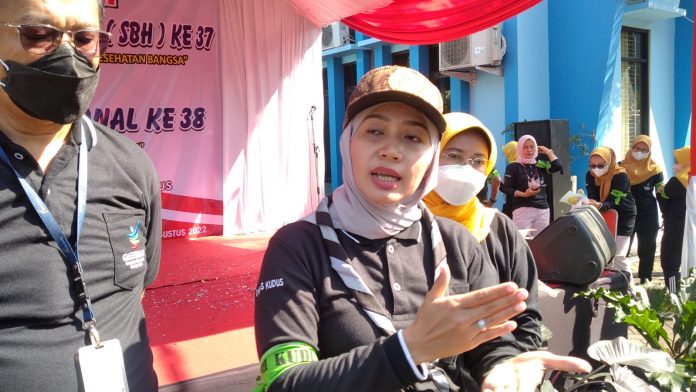 Ketua Kwarcab Kabupaten Kudus Mawar Anggraeni turut memeriahkan acara peringatan HUT Saka Bakti Husada, (Foto : Adam Naufaldo)