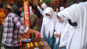 beberapa siswi SMA terlihat membeli hottang buatan Mei, (Foto : Adam Naufaldo)