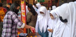 beberapa siswi SMA terlihat membeli hottang buatan Mei, (Foto : Adam Naufaldo)