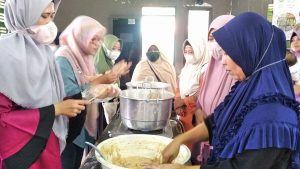 Ibu ibu mengikuti pelatihan pembuatan frozen food, (Foto : Adam Naufaldo)